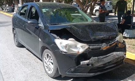 Choque por alcance deja a mujer policontundida en el Centro de Parras