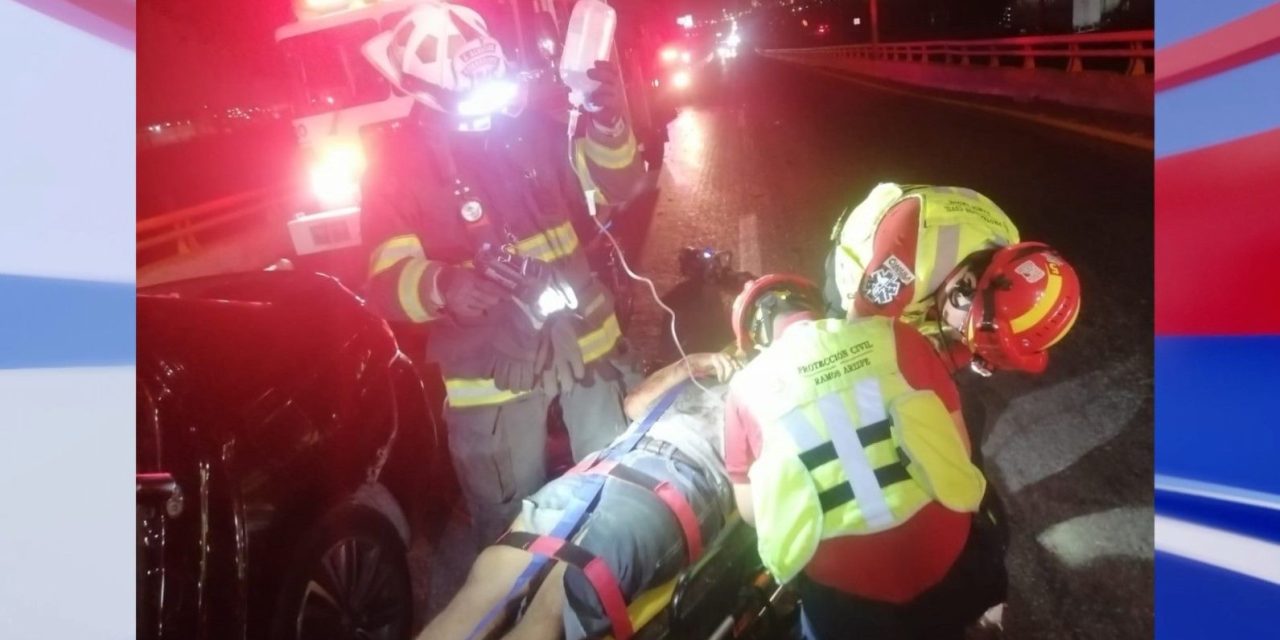 Conductor queda prensado tras choque por alcance contra tráiler