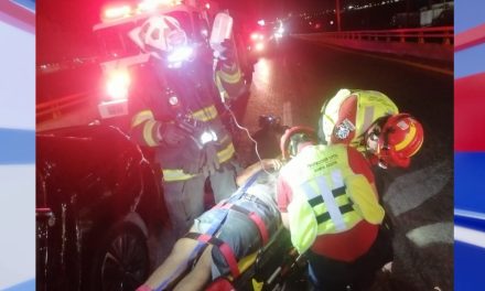 Conductor queda prensado tras choque por alcance contra tráiler