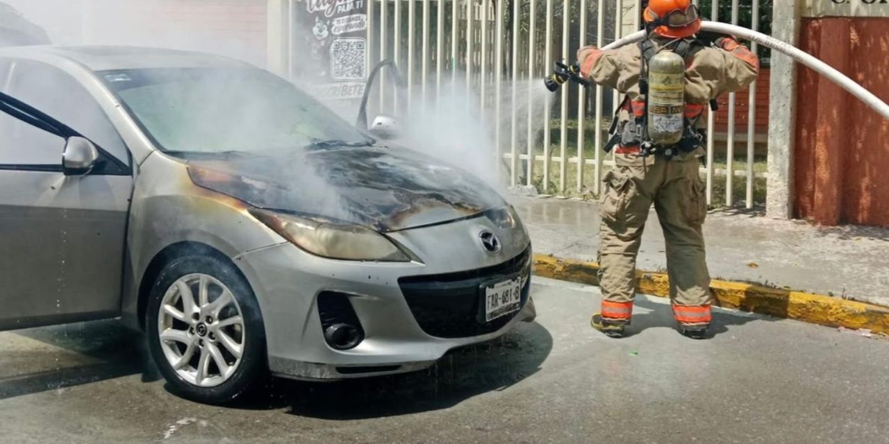Corto circuito provoca incendio de vehículo en Ramos Arizpe