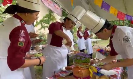 Degustan platillos mexicanos padres de estudiantes de gastronomía