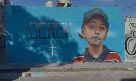 Mural en honor a Derek recibe veladoras