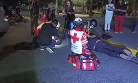 Derrapa pareja en su moto en Saltillo