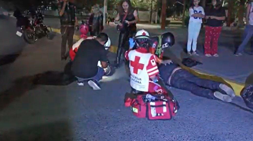 Derrapa pareja en su moto en Saltillo