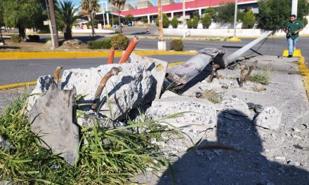 Poste termina en el suelo tras accidente al sur de Saltillo