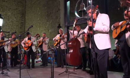 Disfrutan saltillenses del Festival  Internacional de Rondallas