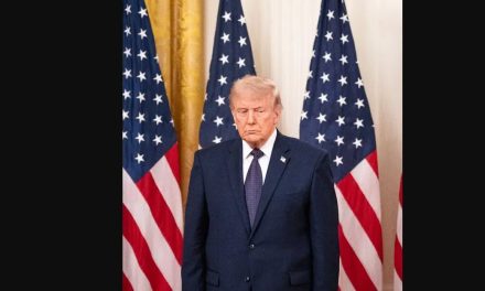 Trump ordena izar a media asta las banderas de EE. UU. tras muerte de Dolly Parton