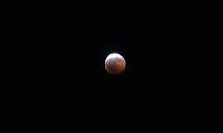 Eclipse lunar sorprende a Saltillo y pinta de rojo la Luna