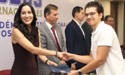 Entrega UAdeC las Becas de Movilidad Estudiantil 2026 “Lobos Internacionales”