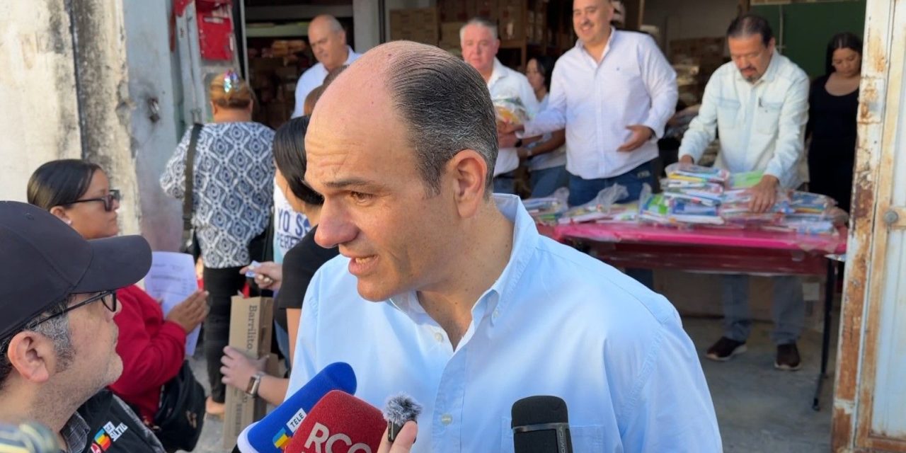 Entrega el diputado, Jericó Abramo más de 3 mil paquetes de útiles escolares