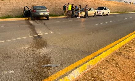Le dan ‘cerrón’ y se estrella contra una barda al norte de Saltillo