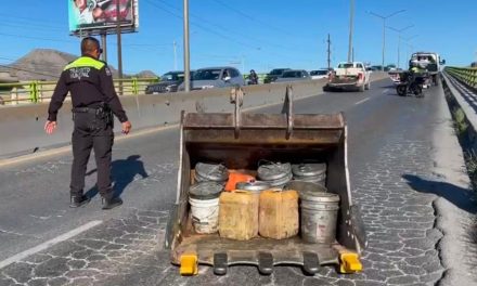 Saltillo: Cierran carril en Periférico tras caída de cucharón de excavadora