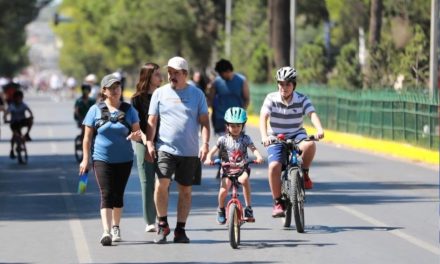 Familias asisten, como cada domingo a convivir en la Ruta Recreativa