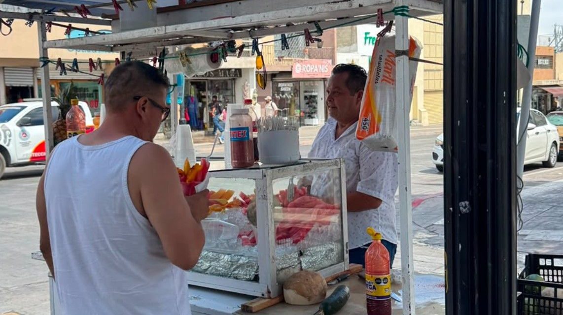 Frutero detenido por grabar mujeres en el centro de Saltillo regresó a su puesto