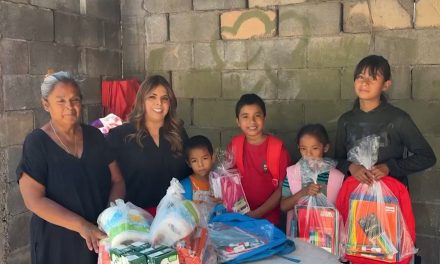 Fundación RCG entrega útiles escolares y artículos alimentarios a familia