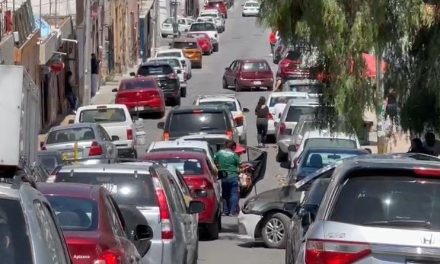 Caos vial en los alrededores de la Clínica 73 del IMSS por autos que trasladan a pacientes