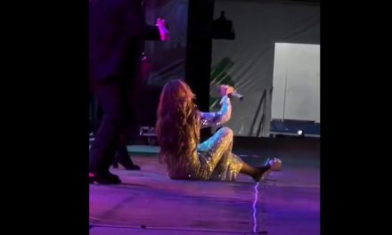 Gloria Trevi sufre caída durante presentación en la Feria Nacional Potosina