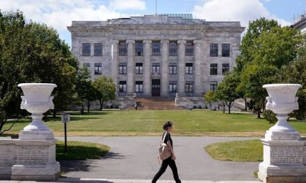Harvard pagará 53 millones de dólares tras escándalo de venta de restos humanos robados de su morgue