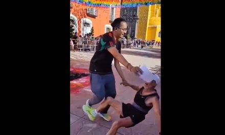 Indignación en carrera de Huamantla, Tlaxcala:  Gente del staff agrede y derriba a adulto mayor