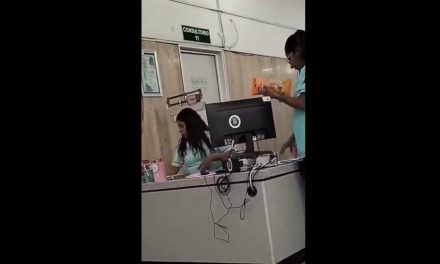 Exhiben a empleada del IMSS vendiendo papas y botanas en plena área de trabajo en la CDMX