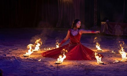 Espectáculo de fuego acaba en tragedia en China: Bailarina se prende en llamas tras ráfaga de viento