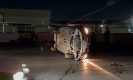 Tractocamión hace volcar a un auto sobre Periférico