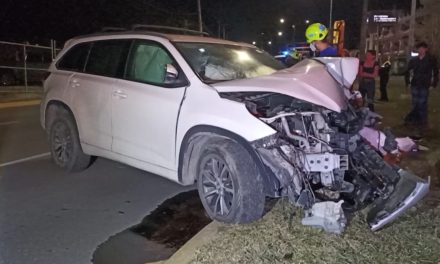 Madre e hija resultan lesionadas al chocar contra un árbol al norte de Saltillo