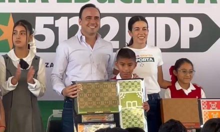 Manolo Jiménez entrega 520 mil paquetes de útiles escolares