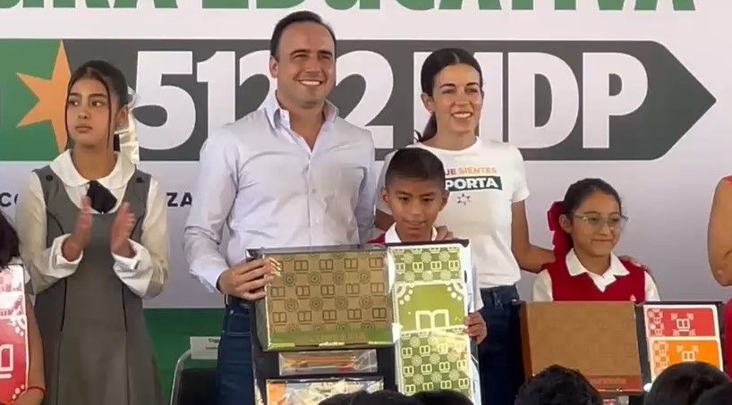 Manolo Jiménez entrega 520 mil paquetes de útiles escolares
