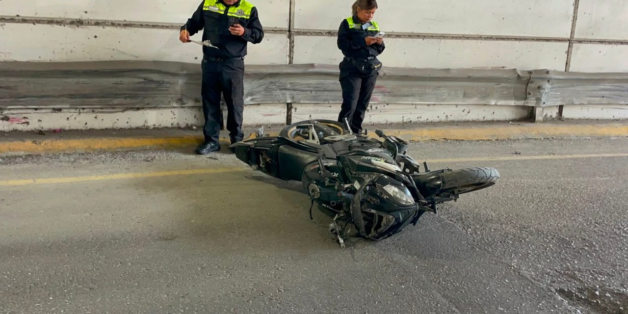 Saltillo: Motociclista derrapa y sufre fuerte accidente durante la mañana en el deprimido de Nazario