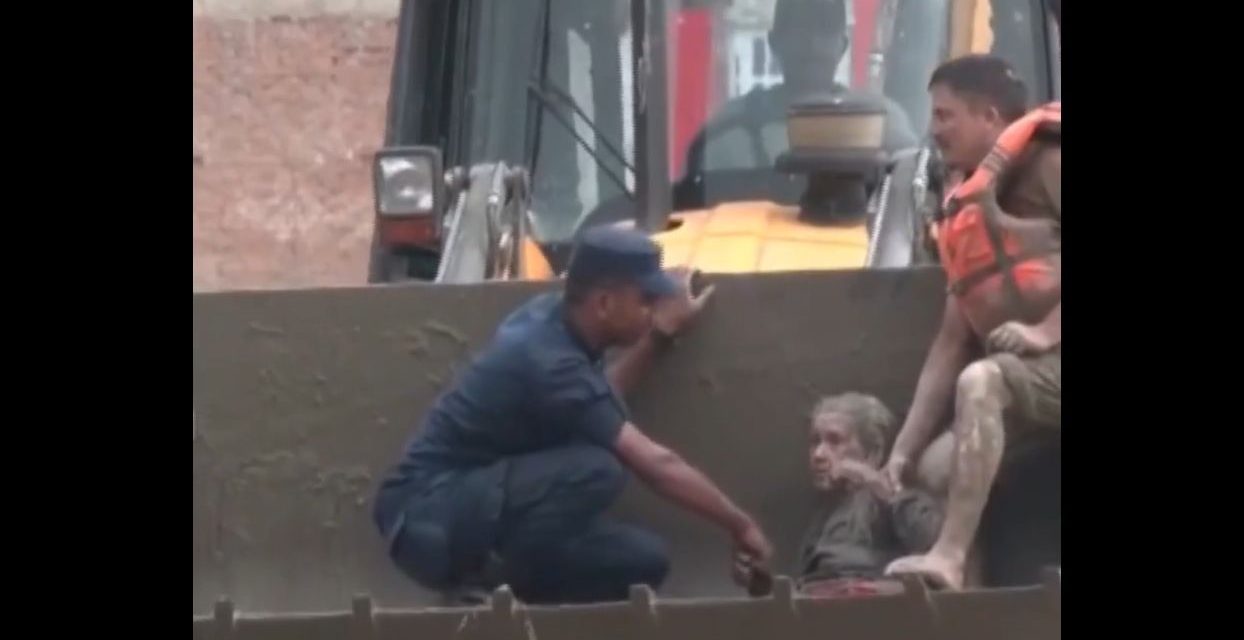 Rescatan a abuelita tras avalancha de lodo en Nepal