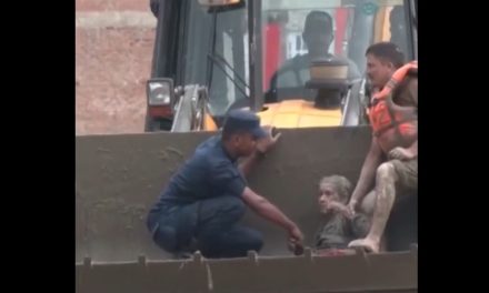Rescatan a abuelita tras avalancha de lodo en Nepal
