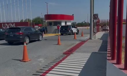 Padres de familia deciden ir por sus hijos a la UVM ante presunta amenaza con arma de fuego