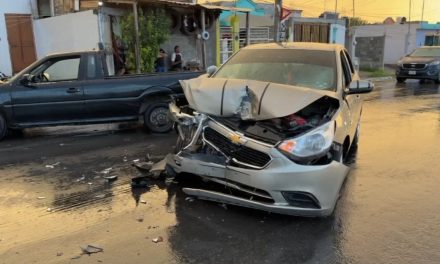 Pavimento mojado provoca choque múltiple en la colonia Zaragoza