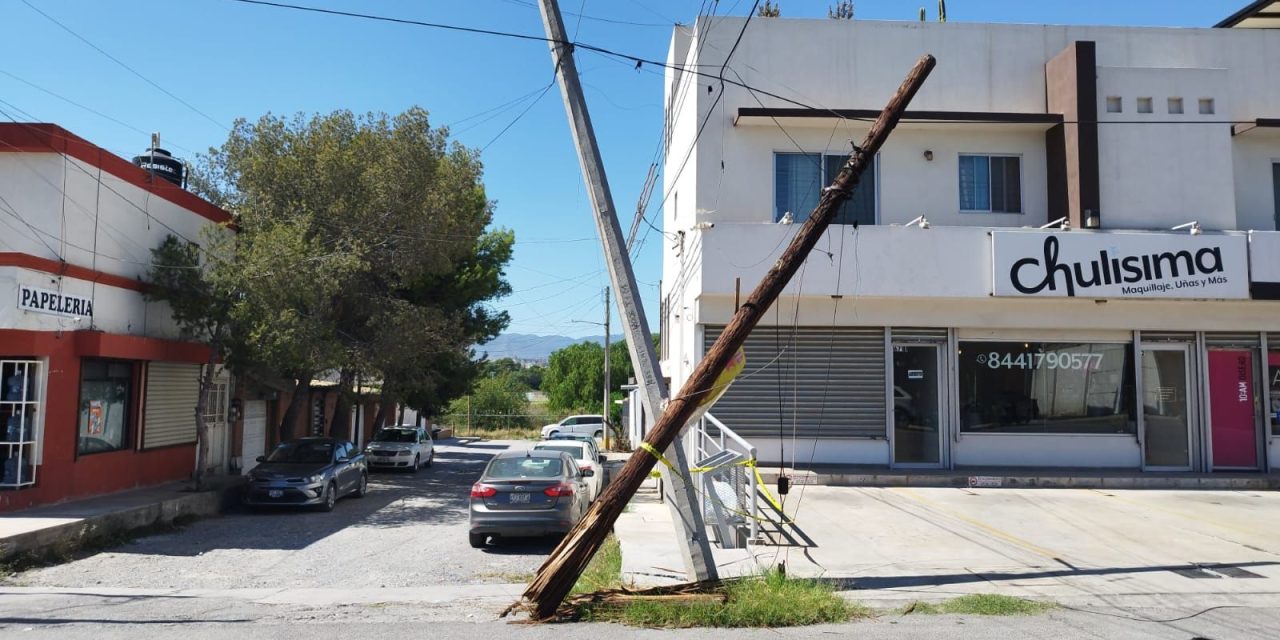 Vecinos de la colonia La Salle piden retirar poste de Telmex que se sostiene de ‘milagro’