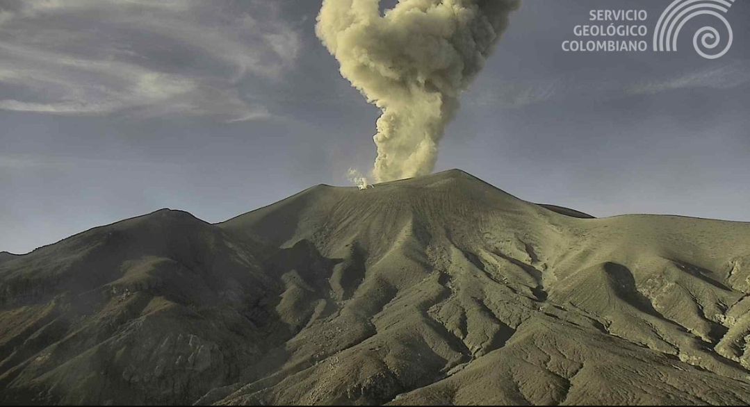 Volcán Puracé registra emisión de ceniza tras terremoto de 7.4 en Colombia