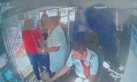 Abuelita sale al rescate y ahuyenta a bastonazos a dos presuntos asaltantes en ruta de transporte de Puebla