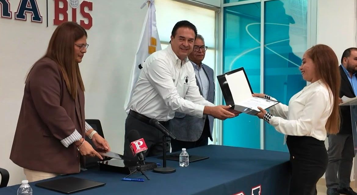 Capacitadores reciben constancias del IEEA