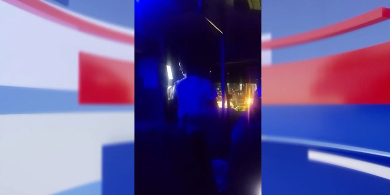 Reclamos terminan en golpes dentro de transporte de personal en Saltillo