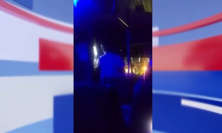 Reclamos terminan en golpes dentro de transporte de personal en Saltillo