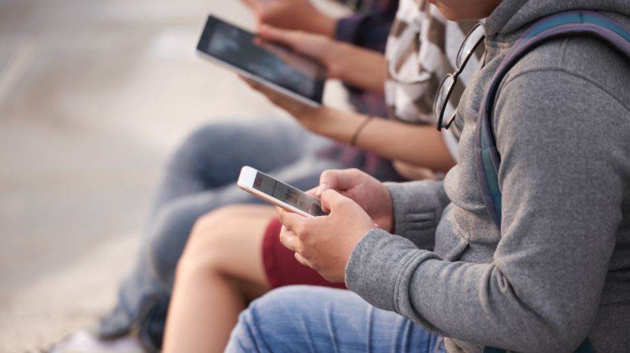 Nueva Zelanda plantea restringir redes sociales a menores de 16 años