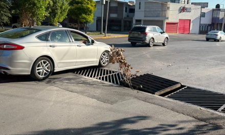 Alcantarilla pone en peligro a automovilistas al norte de Saltillo