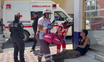Joven ingresa junto con amigos al drenaje de Saltillo, lo abandonan y es rescatado en el centro