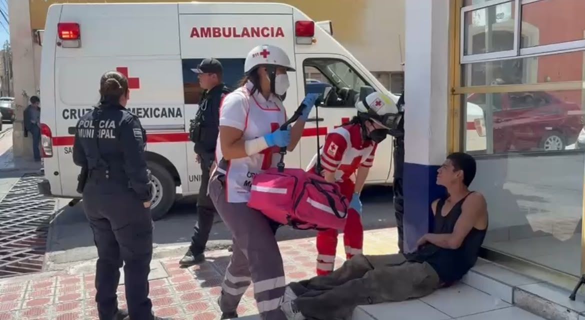 Joven ingresa junto con amigos al drenaje de Saltillo, lo abandonan y es rescatado en el centro