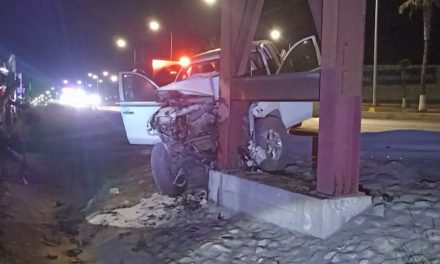 Ebrio se queda dormido y estampa su camioneta contra un puente en Ramos Arizpe