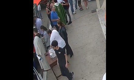 Hombre roba celular de sacerdote en Tijuana y todo queda grabado en video