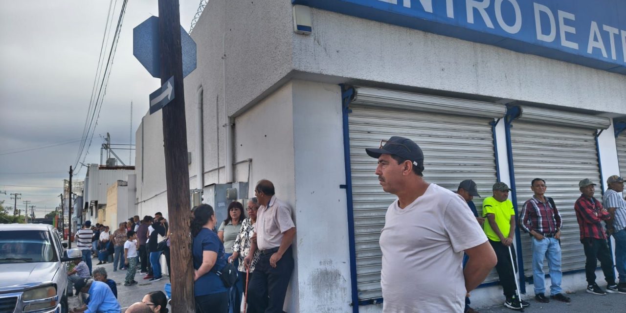 Siguen largas filas para arreglar el corte de sus líneas