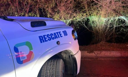 Hombre cae con su Tesla a un barranco de 15 metros en San Pedro