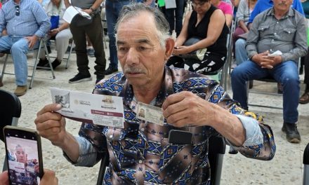Entregan la tarjeta del bienestar para adultos mayores en Saltillo