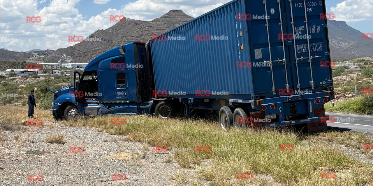 Tráiler y automóvil sufren accidente en el libramiento Norponiente